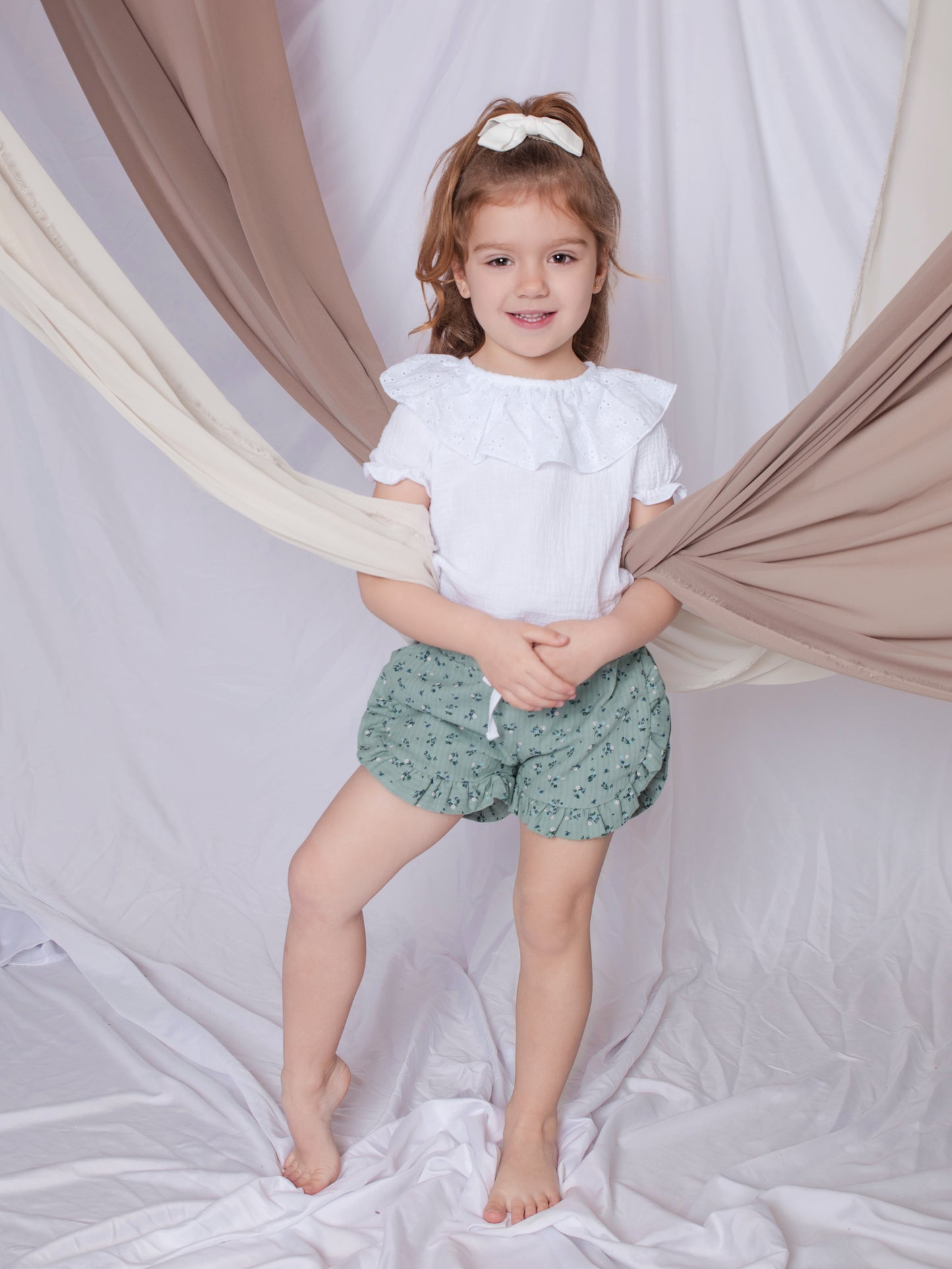 Blusa blanca con cuello perforado